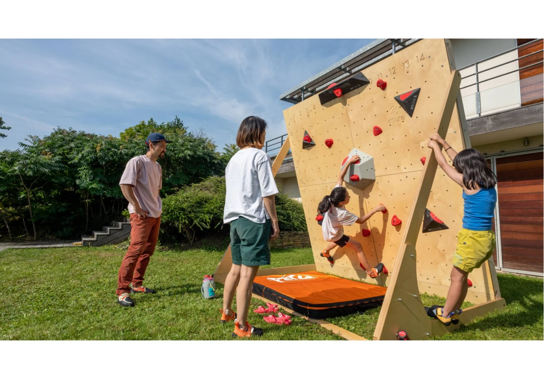 Comment installer un mur d'escalade intérieur pour enfant